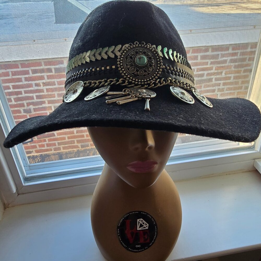Large brim hat